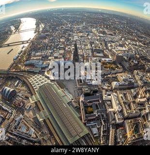 Luftaufnahme, Stadt- und Altstadtübersicht mit Kölner Dom und Hauptbahnhof, Gleisbogen DB-Betriebsdepot, Erdkugel, Fischaugenbild, 360 Grad ima Stockfoto