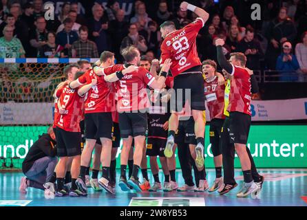 Berlin, Deutschland. Dezember 2023. Handball, Bundesliga, 19. Spieltag, Füchse Berlin - SC DHfK Leipzig, Max-Schmeling-Halle: Das Team von Füchse feiert nach dem Sieg. Darlegung: Andreas Gora/dpa/Alamy Live News Stockfoto