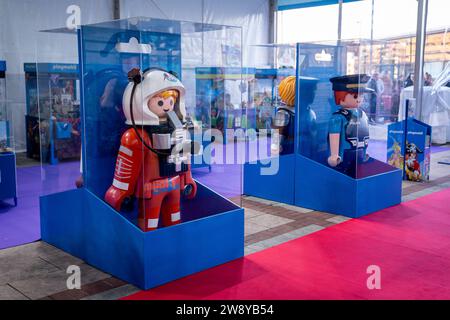 Mostoles, Madrid, Spanien. Dezember 2023. Zwei riesige Playmobil-Figuren bei der Ausstellung „Giant Playmobil Krippe Scene“ auf der Plaza de las Constelaciones in Mostoles, Spanien. (Kreditbild: © Angel Perez/ZUMA Press Wire) NUR REDAKTIONELLE VERWENDUNG! Nicht für kommerzielle ZWECKE! Quelle: ZUMA Press, Inc./Alamy Live News Stockfoto