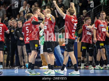 Berlin, Deutschland. Dezember 2023. Handball, Bundesliga, 19. Spieltag, Füchse Berlin - SC DHfK Leipzig, Max-Schmeling-Halle: Das Team von Füchse feiert nach dem Sieg. Darlegung: Andreas Gora/dpa/Alamy Live News Stockfoto