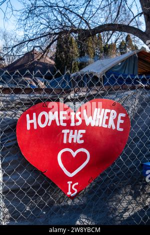 Minneapolis, Minnesota. Schild am Zaun um das Obdachlose-Lager in East Phillips. Minneapolis ist bereit, zu reisen Stockfoto