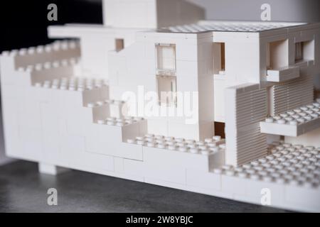 Das moderne Hausmodell aus Blöcken repräsentiert die moderne Hausstruktur als Architekturstudienprojekt Stockfoto