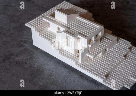 Das moderne Hausmodell aus Blöcken repräsentiert die moderne Hausstruktur als Architekturstudienprojekt Stockfoto