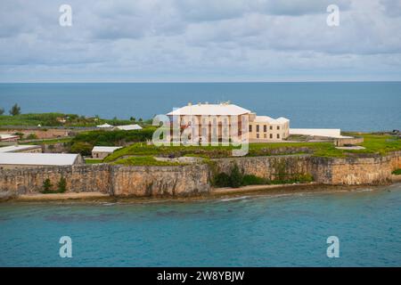 Das National Museum of Bermuda aus der Vogelperspektive mit dem Commissioner's House und der Stadtmauer auf der ehemaligen Royal Naval Dockyard in Sandy Parish, Bermuda. Stockfoto