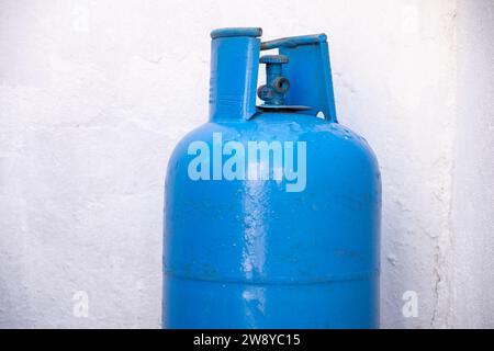 Blaues Gasrohr auf weißem Hintergrund Treibgasflasche Kochgas Stockfoto