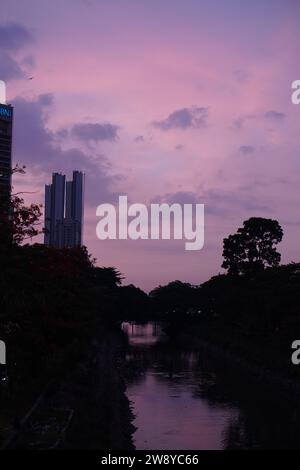 Sudirman Station, Jakarta, 19. Dezember 2023 - sieht am Abend von den Wolkenkratzern aus wunderschön aus Stockfoto