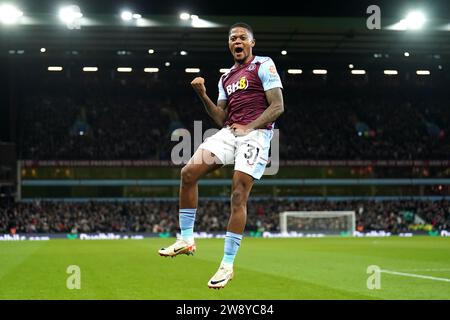 Leon Bailey von Aston Villa feiert das erste Tor ihrer Mannschaft im Spiel, bevor er während des Premier League-Spiels im Villa Park, Birmingham, von Schiedsrichter Anthony Taylor über den VAR-Bildschirm am Pitchside-Bildschirm überstimmt wird. Bilddatum: Freitag, 22. Dezember 2023. Stockfoto