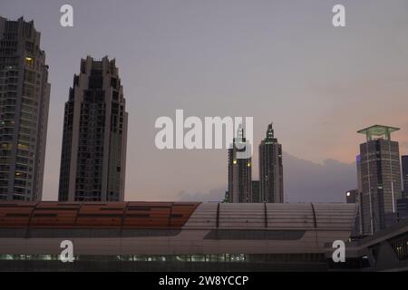 Sudirman Station, Jakarta, 19. Dezember 2023 - sieht am Abend von den Wolkenkratzern aus wunderschön aus Stockfoto