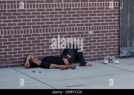 St. Paul, Minnesota. Obdachloser, der auf dem Bürgersteig schläft. Stockfoto
