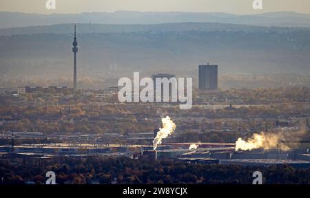 Luftansicht, Skyline von Dortmund mit trübem Fernblick und Rauchwolken, Blick vom Industriegebiet Westfalenhütte, Florianturm Aussichtsturm Stockfoto