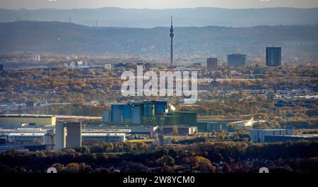 Aus der Vogelperspektive, Skyline von Dortmund mit trübem Fernblick und Rauchwolken, Blick vom Industriegebiet Westfalenhütte mit thyssenkrupp Steel Euro Stockfoto