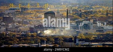 Luftaufnahme, Skyline von Dortmund City, trübe Fernsicht mit Rauchwolken, RWE Tower und Kirchturm von St. Peterskirche mit Blick auf die Bundesliga St. Stockfoto