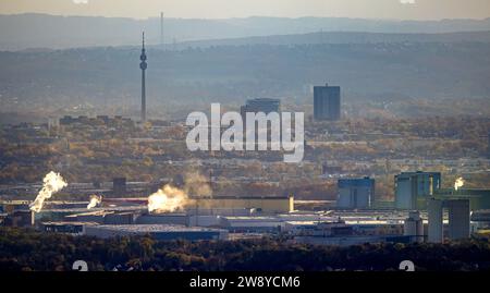 Aus der Vogelperspektive, Skyline von Dortmund mit trübem Fernblick und Rauchwolken, Blick vom Industriegebiet Westfalenhütte mit thyssenkrupp Steel Euro Stockfoto