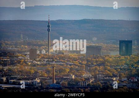 Luftansicht, Dortmunder Skyline mit Fernsicht, Florianturm Aussichtsturm und Fernsehturm Wahrzeichen im Westfalenpark, Hochhäuser Stockfoto