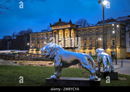 20.12.2023, Wuppertal, ein Blick auf das historische Gebäude am Hauptbahnhof Elberfeld vom Döppersberg Vorplatz aus gesehen. Der Bergische Löwe, Wappen im Bergischen Land, als Statue im Vordergrund. Nordrhein-Westfalen Deutschland *** 20 12 2023, Wuppertal, Blick auf das historische Gebäude am Hauptbahnhof Elberfeld vom Vorplatz Döppersberg aus gesehen der Bergische Löwe, Wappen des Bergischen Landes, als Statue im Vordergrund Nordrhein-Westfalen Deutschland Stockfoto