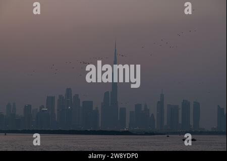 Dubai, Dubai, Vereinigte Arabische Emirate. Dezember 2023. Ein Blick auf Dubais Skyline, einschließlich Burj Khalifa (C) und andere Wolkenkratzer, ist nach Sonnenuntergang vom Dubai Creek Harbour in Dubai, Vereinigte Arabische Emirate am 22. Dezember 2023 zu sehen. (Kreditbild: © Kabir Jhangiani/ZUMA Press Wire) NUR REDAKTIONELLE VERWENDUNG! Nicht für kommerzielle ZWECKE! Stockfoto