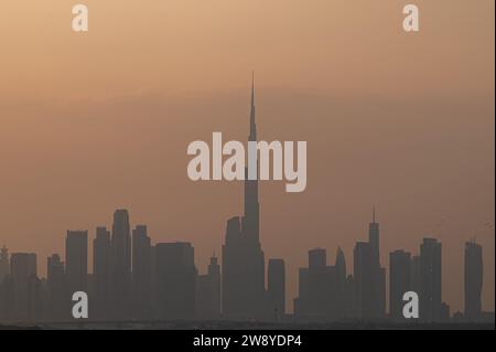 Dubai, Dubai, Vereinigte Arabische Emirate. Dezember 2023. Ein Blick auf Dubais Skyline einschließlich Burj Khalifa (C) und andere Wolkenkratzer kann während des Sonnenuntergangs vom Dubai Creek Harbour in Dubai, Vereinigte Arabische Emirate, am 22. Dezember 2023 gesehen werden. (Kreditbild: © Kabir Jhangiani/ZUMA Press Wire) NUR REDAKTIONELLE VERWENDUNG! Nicht für kommerzielle ZWECKE! Stockfoto