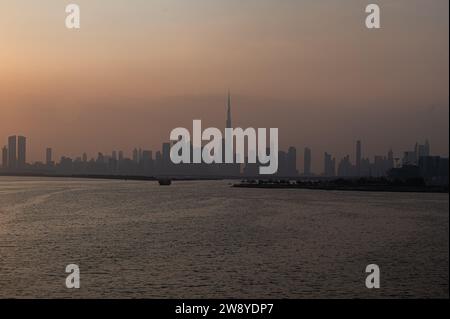 Dubai, Dubai, Vereinigte Arabische Emirate. Dezember 2023. Ein Blick auf Dubais Skyline einschließlich Burj Khalifa (C) und andere Wolkenkratzer kann während des Sonnenuntergangs vom Dubai Creek Harbour in Dubai, Vereinigte Arabische Emirate, am 22. Dezember 2023 gesehen werden. (Kreditbild: © Kabir Jhangiani/ZUMA Press Wire) NUR REDAKTIONELLE VERWENDUNG! Nicht für kommerzielle ZWECKE! Stockfoto