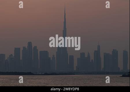 Dubai, Dubai, Vereinigte Arabische Emirate. Dezember 2023. Ein Blick auf Dubais Skyline, einschließlich Burj Khalifa (C) und andere Wolkenkratzer, ist nach Sonnenuntergang vom Dubai Creek Harbour in Dubai, Vereinigte Arabische Emirate am 22. Dezember 2023 zu sehen. (Kreditbild: © Kabir Jhangiani/ZUMA Press Wire) NUR REDAKTIONELLE VERWENDUNG! Nicht für kommerzielle ZWECKE! Stockfoto