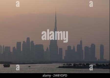 Dubai, Dubai, Vereinigte Arabische Emirate. Dezember 2023. Ein Blick auf Dubais Skyline einschließlich Burj Khalifa (C) und andere Wolkenkratzer kann während des Sonnenuntergangs vom Dubai Creek Harbour in Dubai, Vereinigte Arabische Emirate, am 22. Dezember 2023 gesehen werden. (Kreditbild: © Kabir Jhangiani/ZUMA Press Wire) NUR REDAKTIONELLE VERWENDUNG! Nicht für kommerzielle ZWECKE! Stockfoto