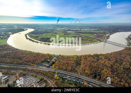 Luftaufnahme, Uedesheimer Rheinbogen Hochwasser am Rhein und Fleher Brücke der Autobahn A46, rauchende Kühltürme rauchen Wolken mit fernen VI Stockfoto