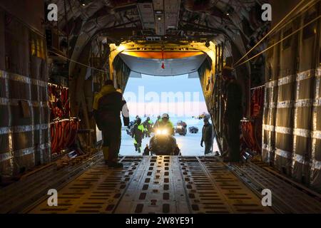 Anchorage, Alaska, USA. Dezember 2023. US-Marines mit 4. Strafverfolgungsbataillon, Marine Forces Reserve, laden Schneemaschinen auf eine KC-130J Hercules, die der Marine Aerial Refueler Transport Squadron (VMGR) 153, Marine Aircraft Group 24, 1st Marine Aircraft Wing zugewiesen ist, um die Toys for Tots Mission in Kotzebue, Alaska, durchzuführen. 13, 2023. VMGR-153 führte Kampfangriffstransport und Luftlieferung durch, um die Alaska Marines Toys for Tots Mission zu unterstützen, was die Kampfbereitschaft verbesserte und die Beziehungen zwischen den Gemeinden in den abgelegenen Dörfern Alaskas unterstützte. (Kreditbild: © U.S. Marines/ZUMA PR Stockfoto