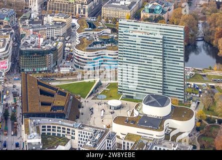 Aus der Vogelperspektive, Dreischeibenhaus-Wolkenkratzer, Geschäftsgebäude Schadowstraße und Kö Bogen II mit herbstlich farbigem Pflanzendach und Kaufhaus Stockfoto