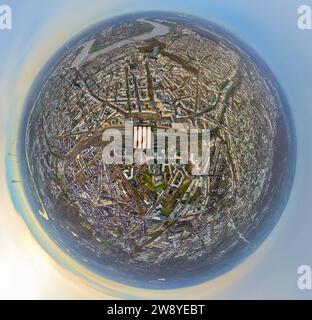 Luftaufnahme, Düsseldorfer Hauptbahnhof, Stadt- und Geschäftsviertel, umgeben von herbstlichen Laubbäumen, Erdkugel, Fischaugenbild, 360 Grad im Stockfoto