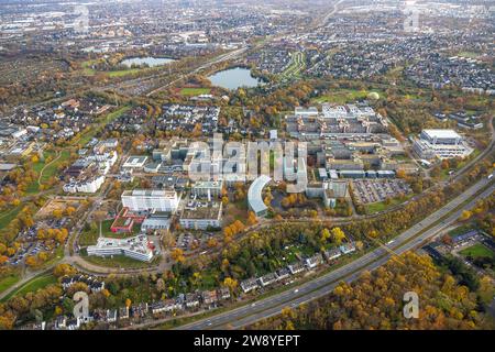 Aus der Vogelperspektive, Heinrich-Heine-Universität, hinter dem Südpark mit Deichsee und Uni-See, Wirtschaftsfakultät des halbkreisförmigen Gebäudes der HHU mit Teich, Stockfoto