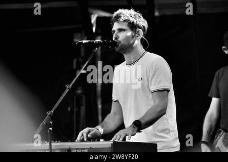 Roy Stride tritt mit Scouting for Girls beim Hardwick Festival im August 2023 auf. Foto Von James Hind/Alamy. Stockfoto