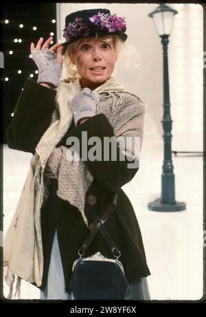 Ingrid STEEGER in der Rolle der Eliza in My Fair Lady Wien, 01,091983 Ingrid STEEGER gestorben: https://www.faz.net/aktuell/feuilleton/medien/schauspielerin-ingrid-steeger-mit-76-jahren-gestorben-19404553.html Ingrid Steeger * 1. April 1947 als Ingrid Anita Stengert in Berlin 22. Dezember 2023 in Bad Hersfeld war eine deutsche Schauspielerin und Sängerin. Einem breiten Publikum wurde sie durch die Fernsehserie Klimbim von Michael Pfleghar bekannt. Von 1966 bis 2006 Stand sie in rund 100 Film- und Fernsehproduktionen vor der Kamera. Wien Austria *** Ingrid STEEGER in der Rolle der Eliza in My Fai Stockfoto