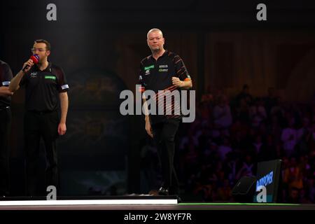 Alexandra Palace, London, Großbritannien. Dezember 2023. 2023/24 PDC Paddy Power World Dart Championships Tag 8 Abendsession; Raymond van Barneveld feiert den Sieg eines Sets gegen Radek Szaganski Credit: Action Plus Sports/Alamy Live News Stockfoto