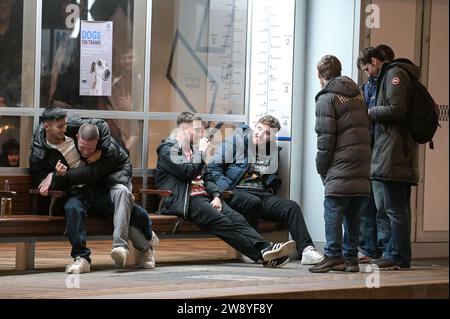 Birmingham 22. Dezember 2023 - Friends Tussle auf der Broad Street in Birmingham am Black Eye Friday - Revellers gingen am Mad Friday nach Birmingham, was auch Black Eye Friday heißt. Die Arbeitsfeiern waren in vollem Gange, als die Geschäfte zu Weihnachten geschlossen wurden. Man sah viele Leute, die durch das Stadtzentrum gingen und ein riesiges Glas Bier auf dem deutschen Markt hielten und viele trugen Weihnachtsmütze. Eine Gruppe von 3 Arbeitskollegen ging in ein mexikanisches Restaurant, und zwei trugen mexikanische Outfits, während ihr Kollege einen traditionellen Weihnachtsmann-Hut trug. Freunde wurden auch auf der Broad Street gesehen, die einen Tussl hatten Stockfoto