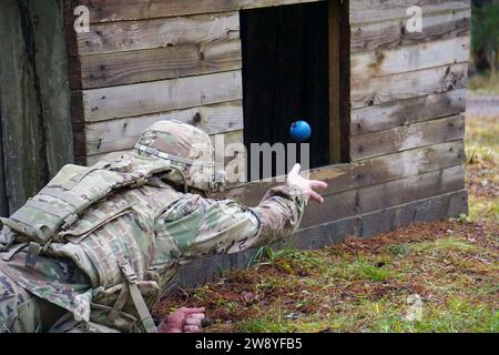 Bayern, Deutschland. Dezember 2023. Bravo Battery, 5. Bataillon, 4. Luftverteidigungsartillerie-Regiment, beherbergte die erste Granatreichweite des Bataillons, die 58 Soldaten auf der M67 Fragmentierungsgranate qualifiziert. Kommandierender General Brig. General Maurice Barnett und LTC. Kyle Anderson nahm an der Reihe Teil, neben dem diesjährigen Knox Award, Bravo Black Knights. Zum Abschluss der Reihe hatten wir die Ehre, den 2. Lieutenant Brian Bauer zum 1. Lieutenant zu befördern. (Kreditbild: © U.S. Marines/ZUMA Press Wire) NUR REDAKTIONELLE VERWENDUNG! Nicht für kommerzielle ZWECKE! Stockfoto