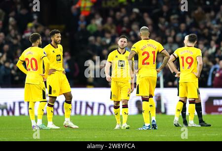 Spieler von Sheffield United sehen aus, wie Schiedsrichter Anthony Taylor den VAR-Bildschirm auf dem Feld überprüft, bevor er Aston Villas erstes Tor des Spiels für ein Foul gegen Sheffield United Torhüter Wes Foderingham während des Premier League-Spiels in Villa Park, Birmingham, überwindet. Bilddatum: Freitag, 22. Dezember 2023. Stockfoto