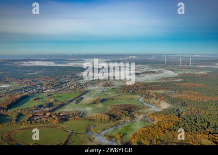 Aus der Vogelperspektive, sich schlängelnde Lippe mit Nebel über das Naturschutzgebiet Lippe-Aue, Schloss Vogelsang und Wohngebiet Ahsen, Fernsicht mit Wind Stockfoto