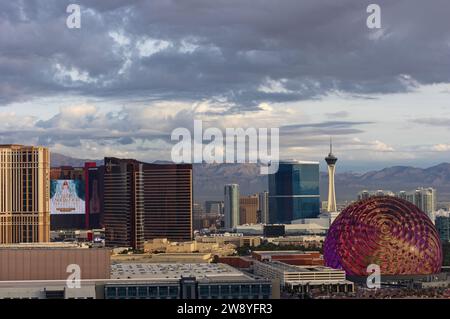 Las Vegas Stadtlandschaft mit Blick nach Norden, einschließlich The Sphere, Wynn Hotel, Fontainebleau Las Vegas, und Strat Tower. Stockfoto