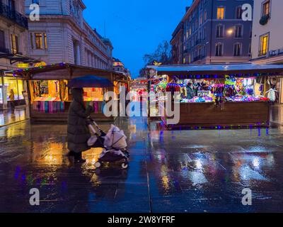 Genf, Schweiz - 1. Dezember 2023: Weihnachtsmarkt auf der Straße von Genf Stockfoto