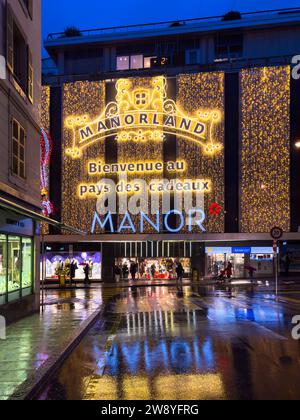 Genf, Schweiz - 1. Dezember 2023: Manor Shopping Center Weihnachtsbeleuchtung und Dekoration Stockfoto