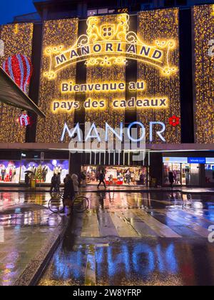 Genf, Schweiz - 1. Dezember 2023: Manor Shopping Center Weihnachtsbeleuchtung und Dekoration Stockfoto