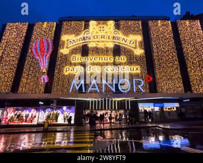 Genf, Schweiz - 1. Dezember 2023: Manor Shopping Center Weihnachtsbeleuchtung und Dekoration Stockfoto