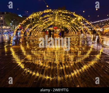 Genf, Schweiz - 1. Dezember 2023: Der Weihnachtsmarkt am Quai du Mont Blanc ist die majestätischste Weihnachtsmesse in Genf. Stockfoto