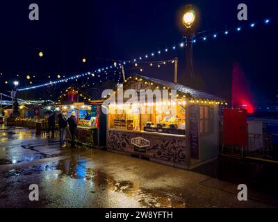 Genf, Schweiz - 1. Dezember 2023: Der Weihnachtsmarkt am Quai du Mont Blanc ist die majestätischste Weihnachtsmesse in Genf. Stockfoto