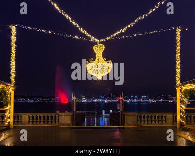 Genf, Schweiz - 1. Dezember 2023: Der Weihnachtsmarkt am Quai du Mont Blanc ist die majestätischste Weihnachtsmesse in Genf. Stockfoto