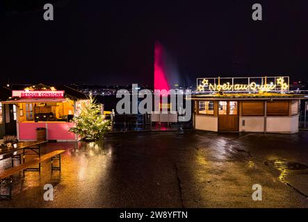 Genf, Schweiz - 1. Dezember 2023: Der Weihnachtsmarkt am Quai du Mont Blanc ist die majestätischste Weihnachtsmesse in Genf. Stockfoto