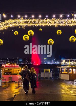 Genf, Schweiz - 1. Dezember 2023: Der Weihnachtsmarkt am Quai du Mont Blanc ist die majestätischste Weihnachtsmesse in Genf. Stockfoto