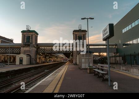 Exeter, Großbritannien - 25. November 2023: Bahnhof Exeter St Davids am frühen Morgen Pendler Stockfoto