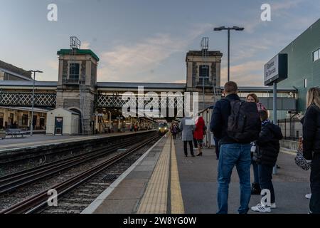 Exeter, Großbritannien - 25. November 2023: Bahnhof Exeter St Davids am frühen Morgen Pendler Stockfoto