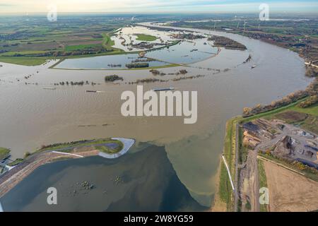 Luftaufnahme der Hochwassersituation an der neuen Emscher-Mündung in den Rhein, Hochwassermarke am 23.11. Ist etwa 30 cm niedriger als am Dienstag. Eppi Stockfoto