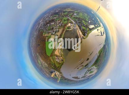 Luftaufnahme, Hochwasser im Naturschutzgebiet Hasenfeld und Rheinvorland, gegenüber der neuen Emscher-Mündung in den Rhein, umgeben von herbstlichen Deziduo Stockfoto